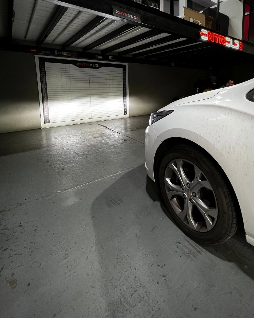 Cómo ajustar el ángulo de las luces LED en tu auto